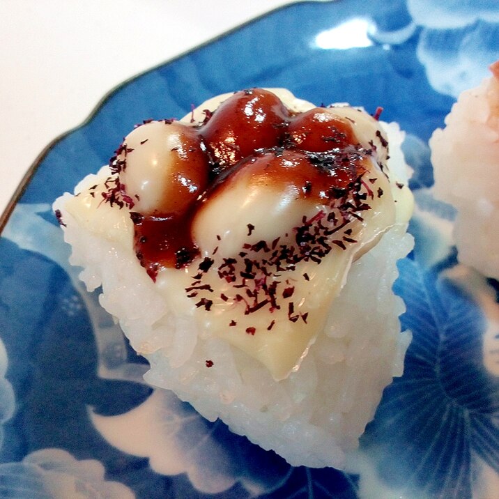 蒸し大豆とスライスチーズの焼きおにぎり